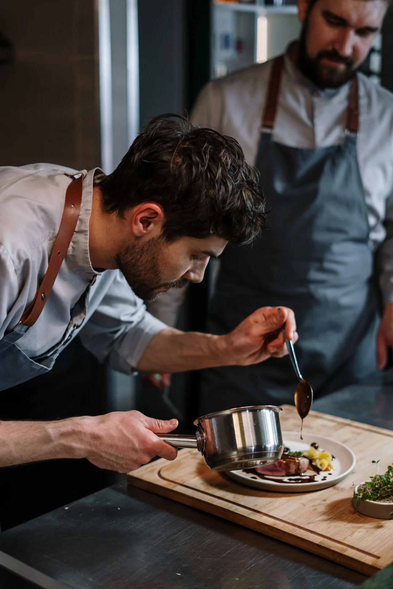 Deux cuisiniers au travail