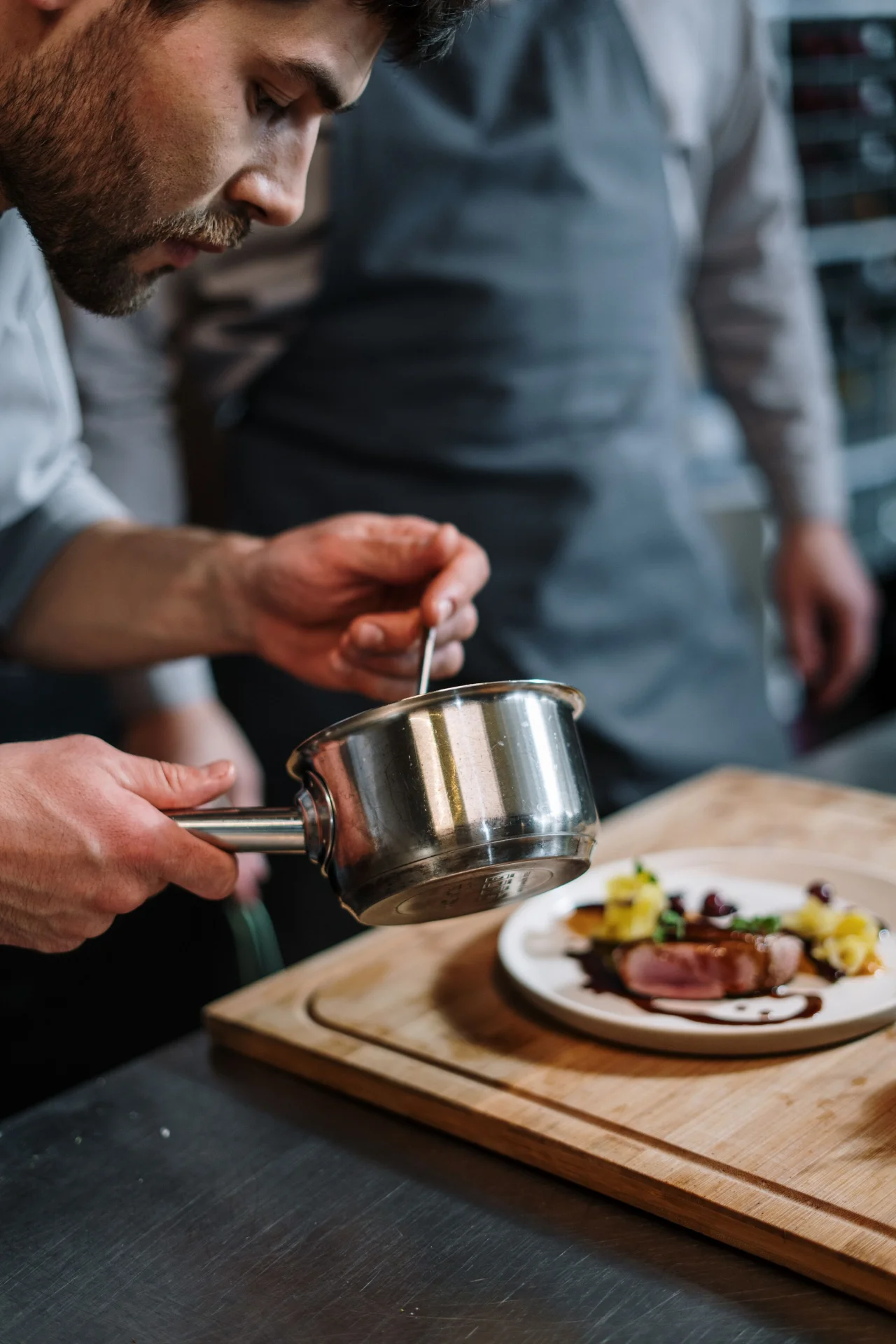 Le chef nappe un plat