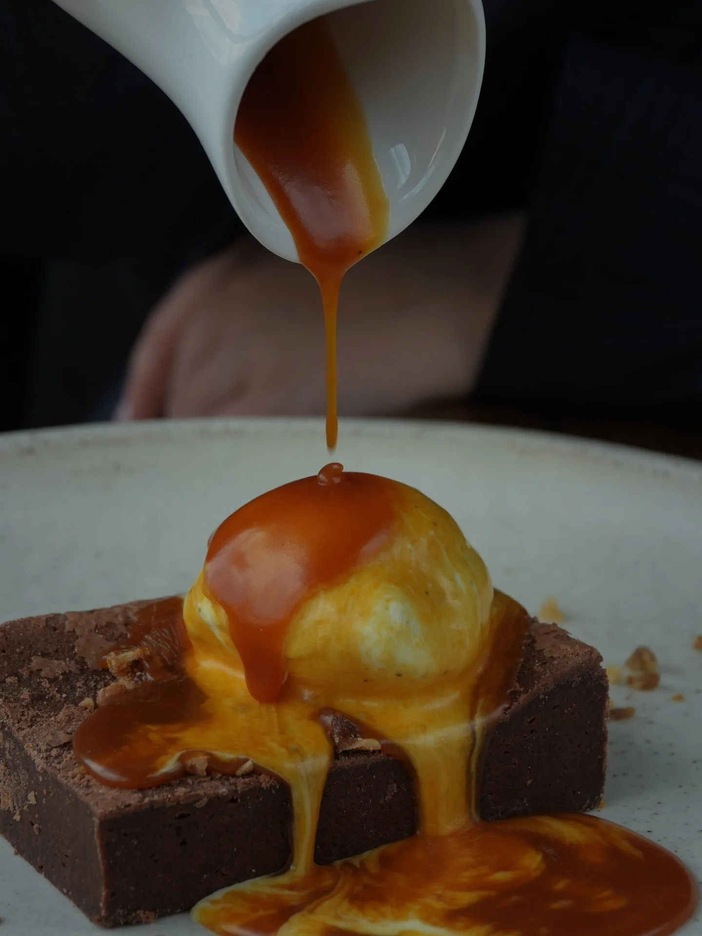 Caramel versé sur un dessert